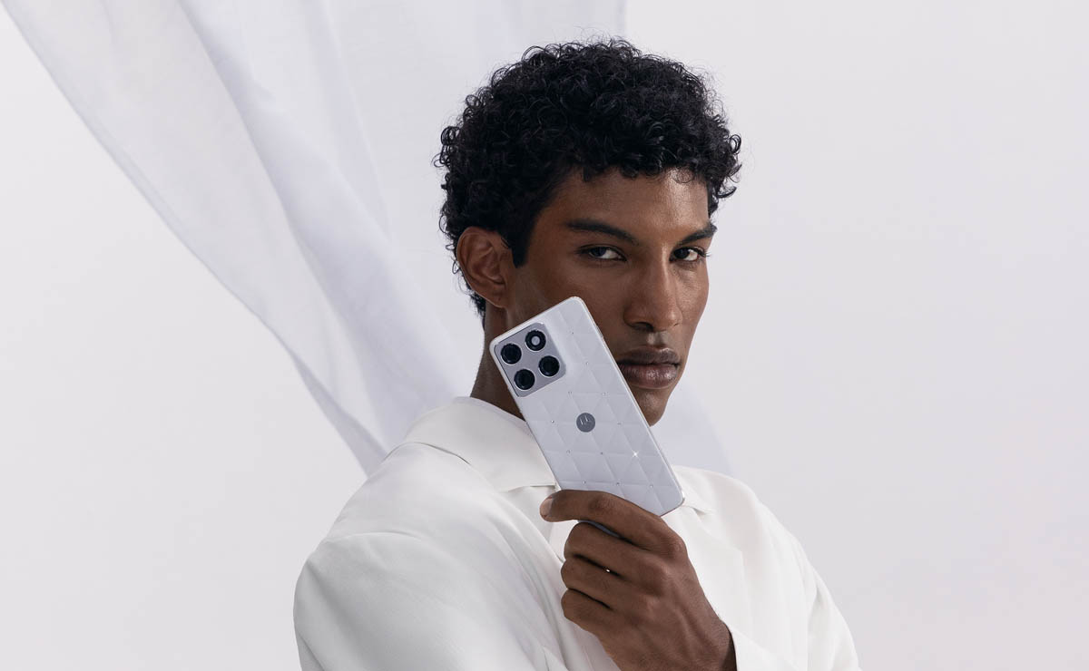 Motorola edge 70 Cloud Dancer pantone intro